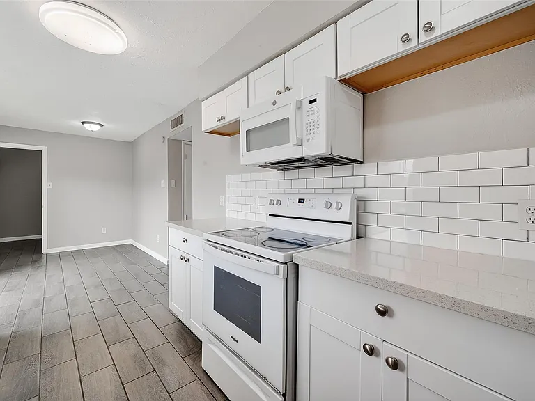 14034 Lourdes Dr — Photo 11