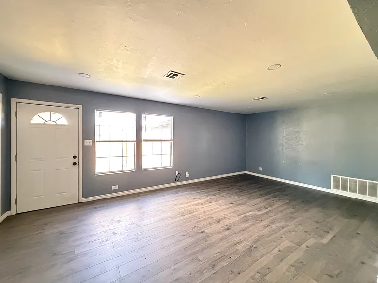 2907 NW 26th St — Photo 5