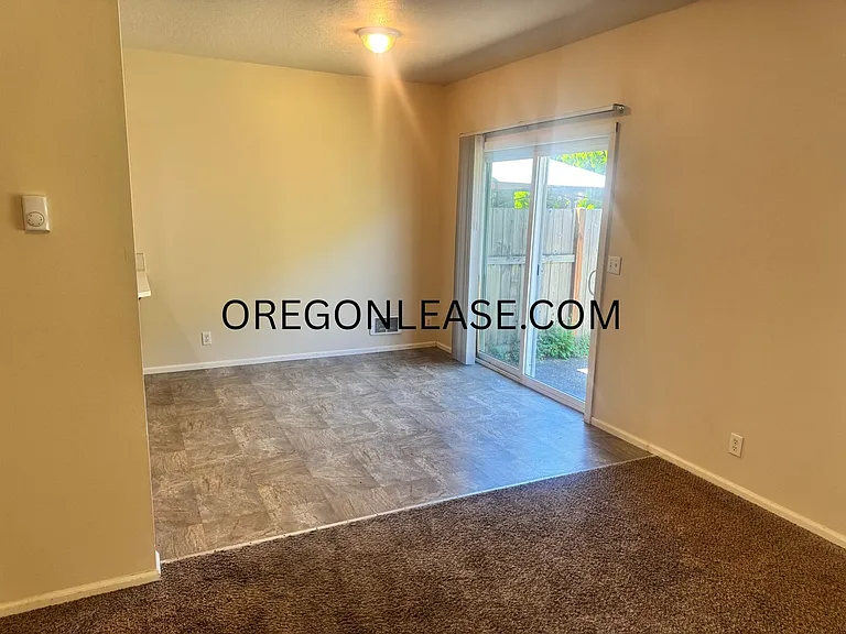3 bedroom North Eugene duplex home with full sized garage — Photo 3