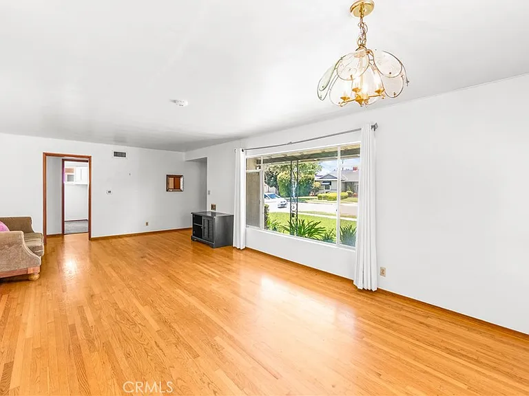454 N Shattuck Pl — Photo 8