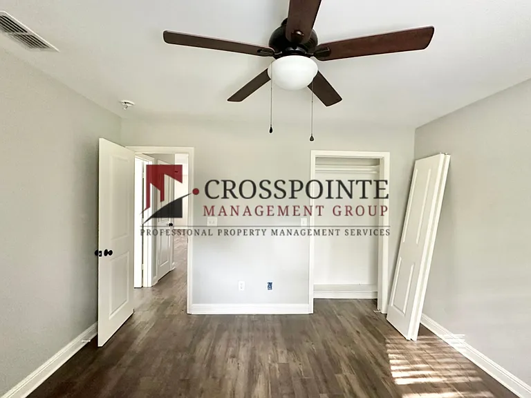 300 Pecan St — Photo 17