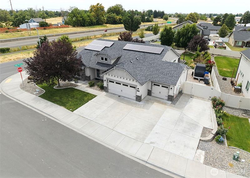 4th image of 1396 Caprio Loop