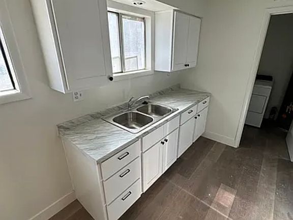 3rd image of 723 W 19th St #2