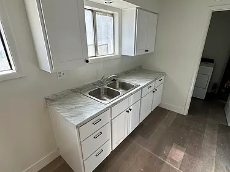 723 W 19th St #2 — Photo 3