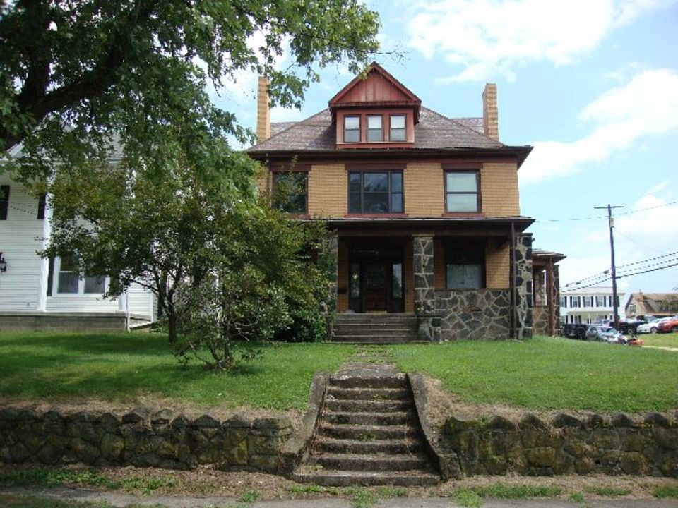 2nd image of 102 Hastings Ave