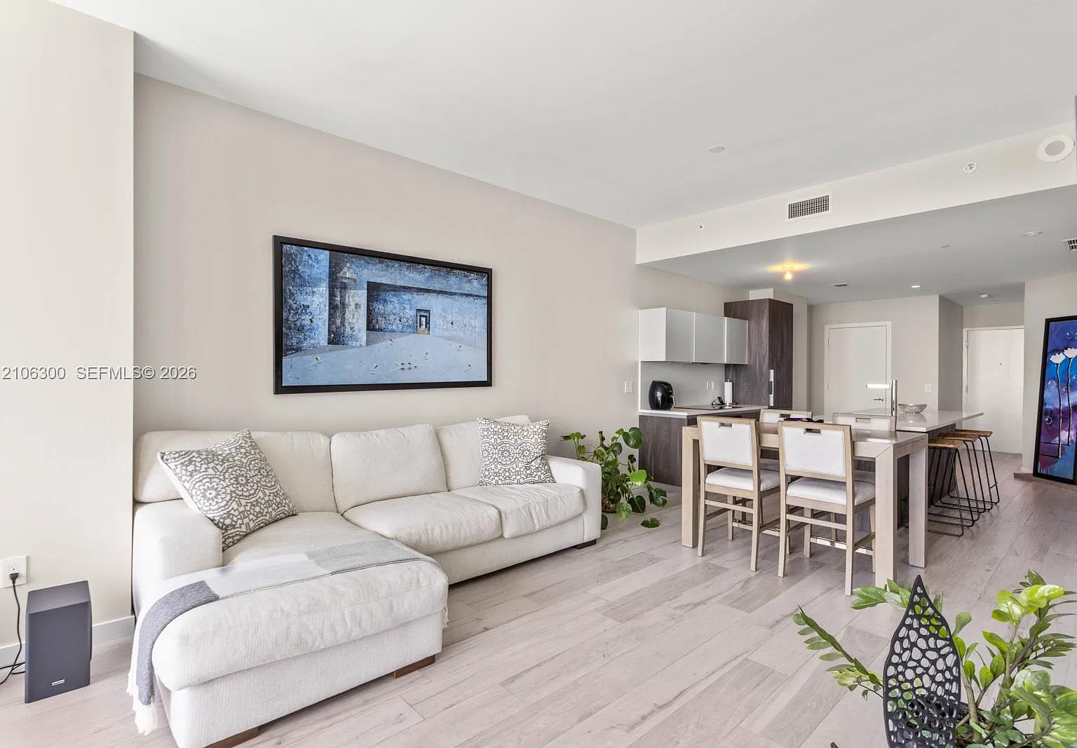 Gran Paraiso Condo — Photo 1