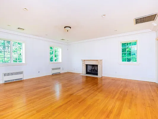 Sold by Re/Max In The City | media 14