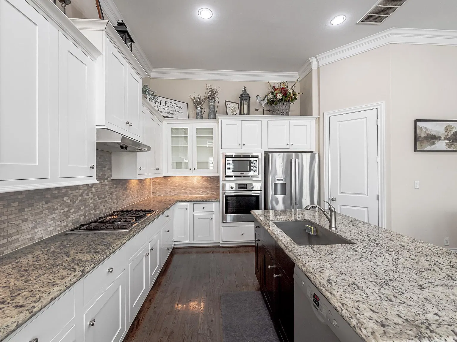 3 bed, 3.5 bath, 3300 sqft, $3,400 — Photo 4
