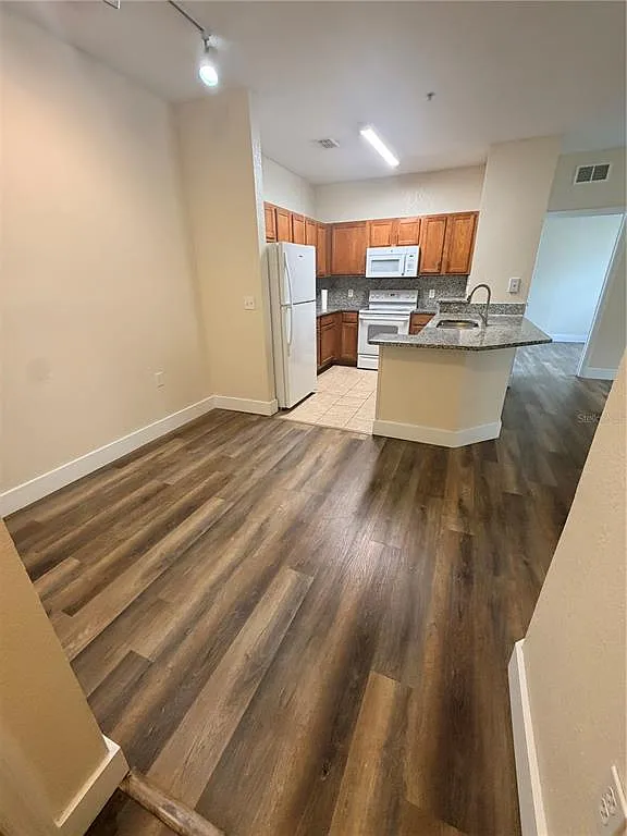 2 bed, 2.0 bath, 1046 sqft, $1,690 — Photo 2