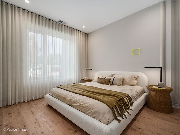 3rd image of 1257 N Ashland Ave #305