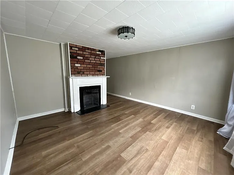 2370 W 23rd St — Photo 3