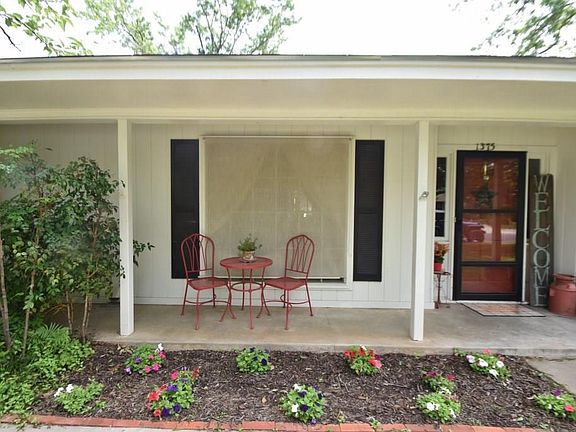 3rd image of 1375 Magnolia Dr