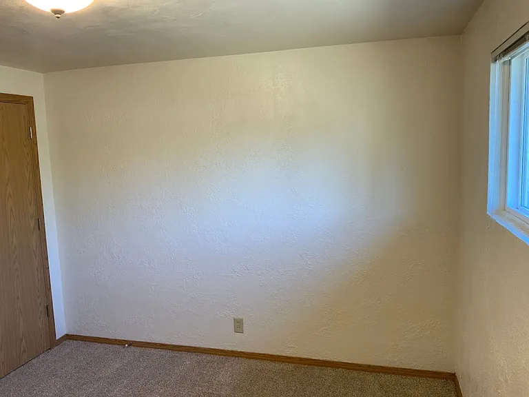 2 bedroom in River Road Area — Photo 12