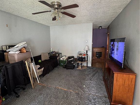 4th image of 215 Maple St
