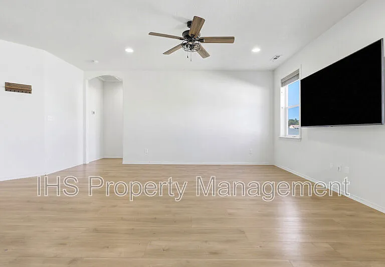 1918 Elm Pl — Photo 10