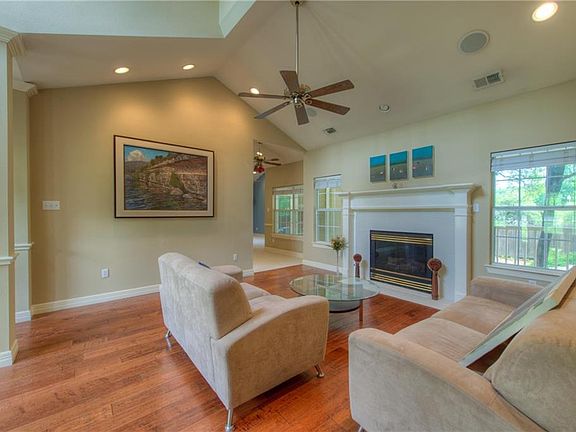 4th image of 2130 Saratoga Dr