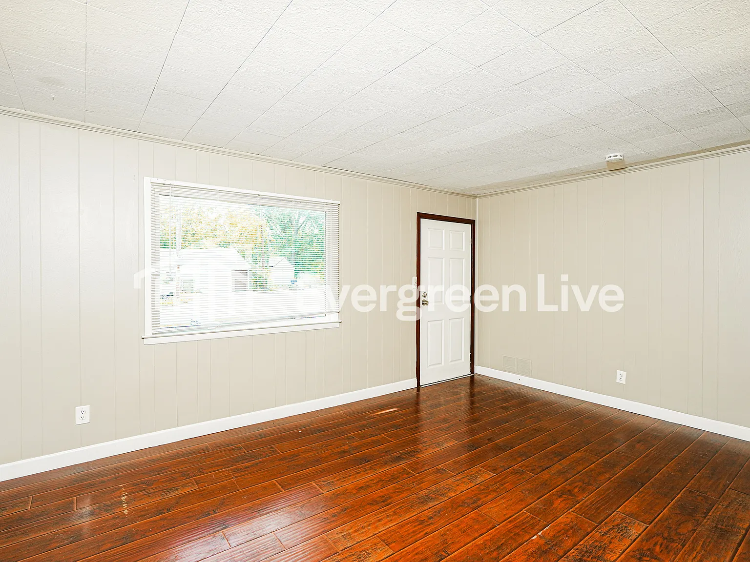 3 bed, 1.0 bath, 1032 sqft, $1,545 — Photo 3