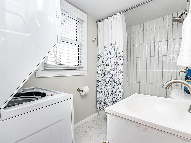 110 Jordan Ln — Photo 16