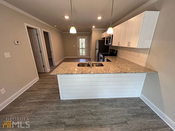 4th image of 250 Holly St
