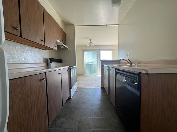 3rd image of 151 Darby Pl #3