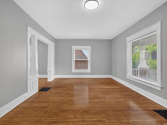 5th image of 1152 W Oakdale Dr