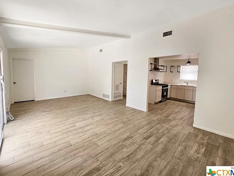 2312 Daisy Dr — Photo 3