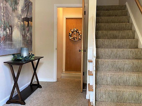 5th image of 6241 Benneville St Floor 2
