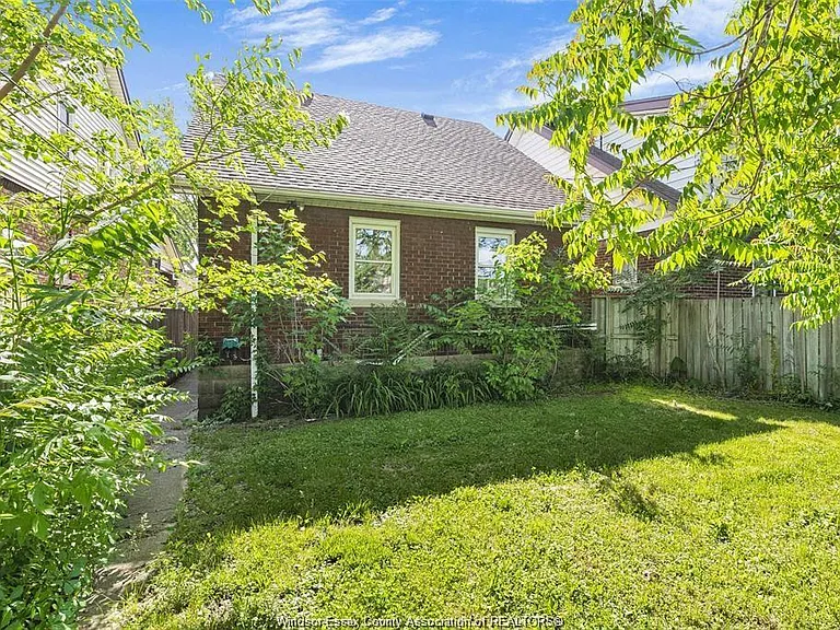 1376 Goyeau St #UPPER — Photo 2