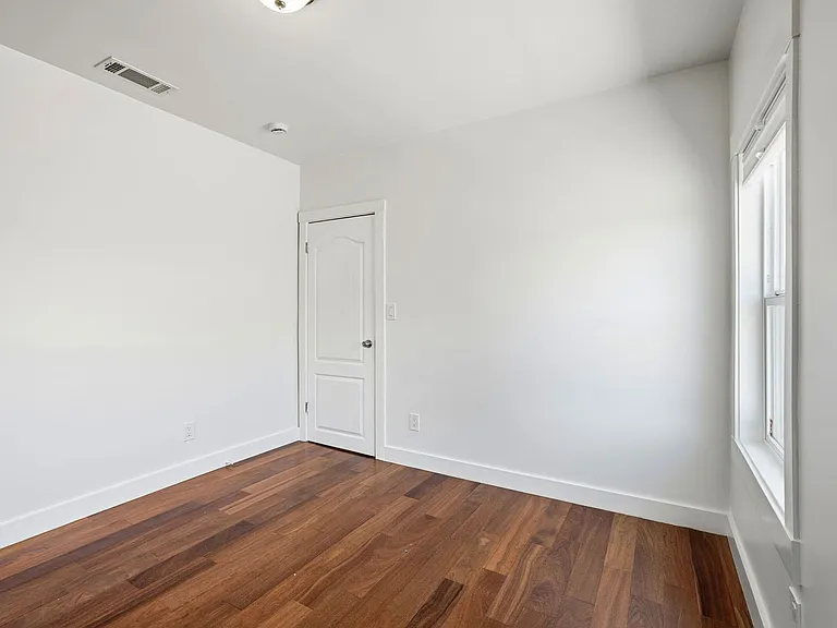 954 Cedar St — Photo 11