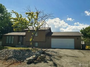 611 Hillcrest Circle Dr, Omak, WA 98841
