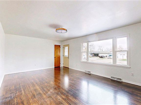 4th image of 2451 W Olive St