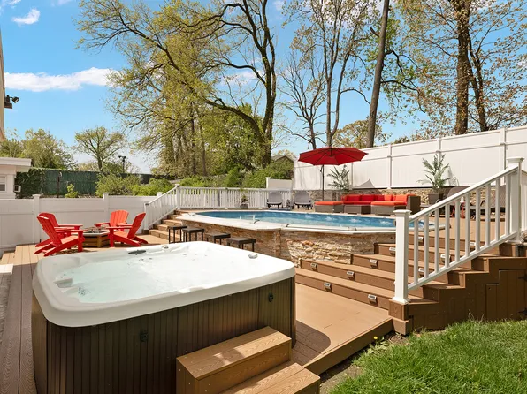 198-31 Pompeii Avenue image 3 of 14