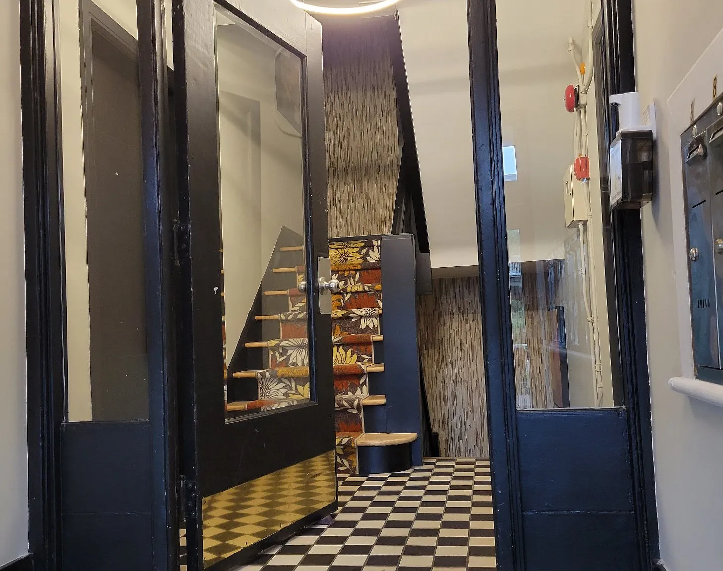 575 MacLaren St. — Photo 2