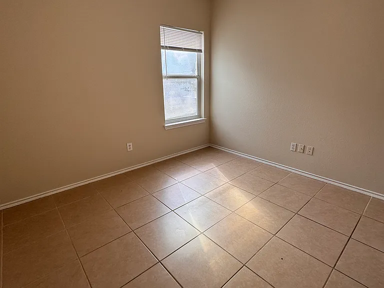 908 N Creek Blvd — Photo 15