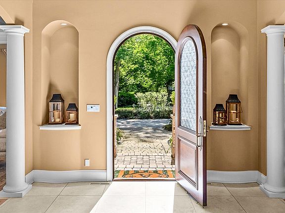 3rd image of 1920 Merritt Ln