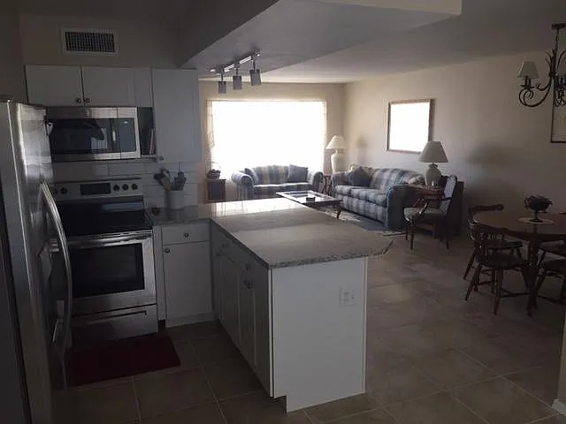2 bed, 1.5 bath, 1160 sqft, $1,600 — Photo 2
