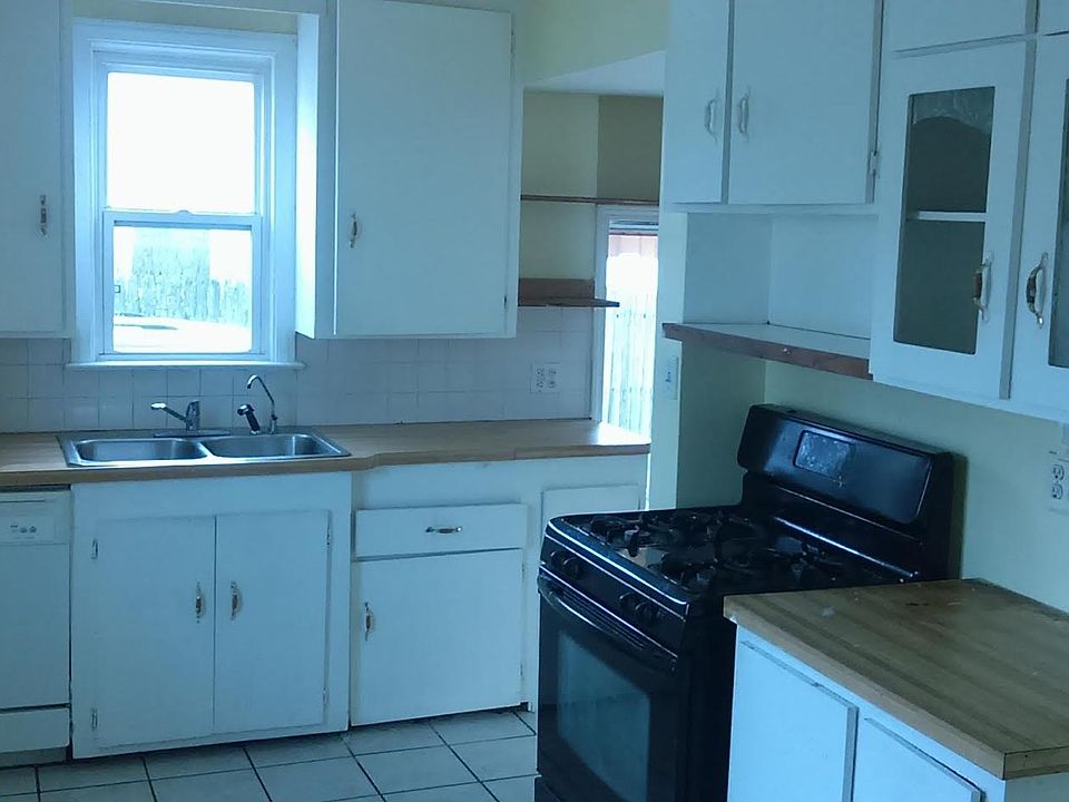 2nd image of 22491 Saxony Ave