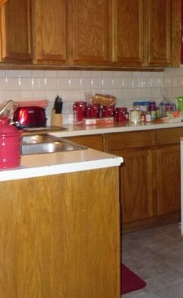 OAK KITCHEN W/NEW COUNTERTOP / FLOOR