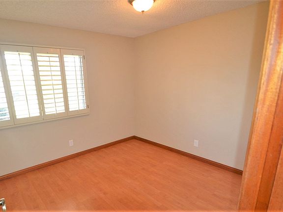 4th image of 9635 Niagara Ave
