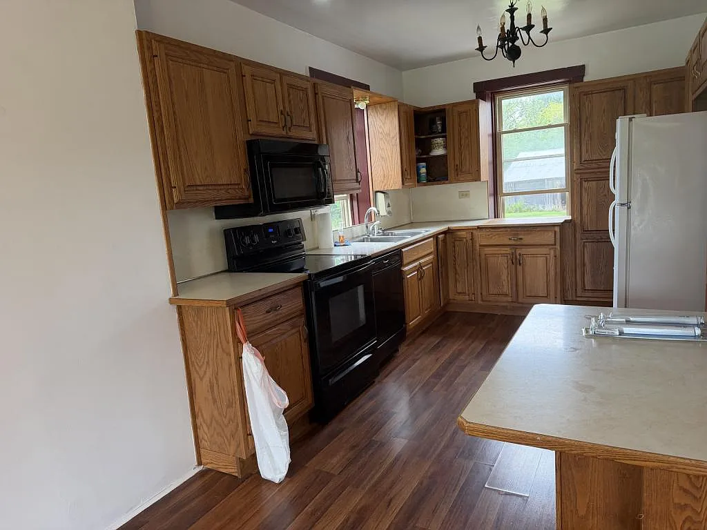 392 Studebaker Ln — Photo 2