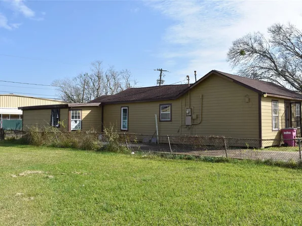 22 N Avenue D, Freeport, TX 77541