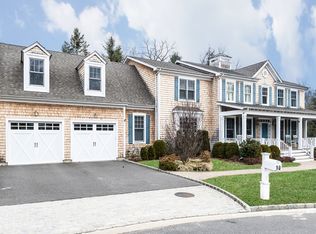 10 Farm Ln, Locust Valley, NY 11560