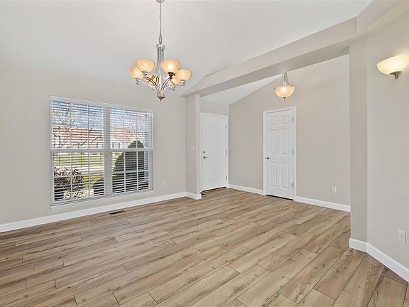 5th image of 424 Parkshire Place Dr