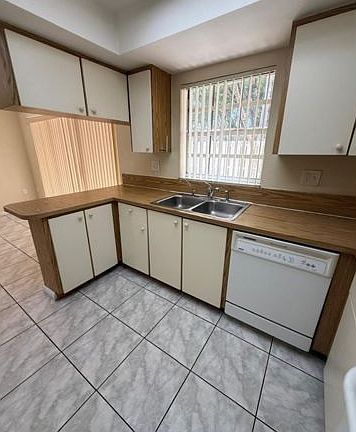 3rd image of 5232 SW 122nd Ter