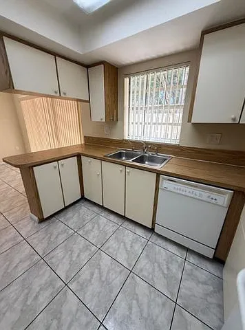 5232 SW 122nd Ter — Photo 3