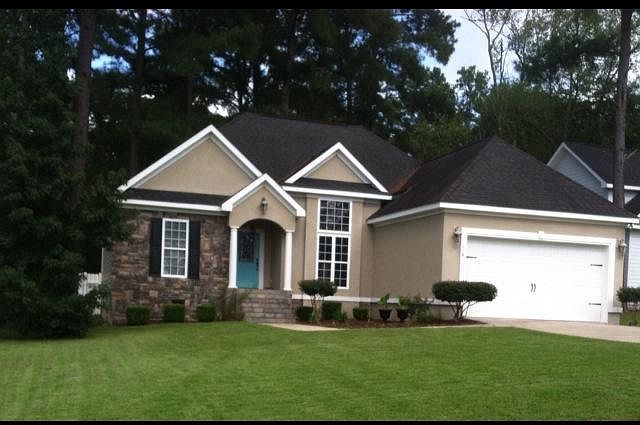 Beautiful front lawn!