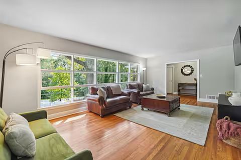 1st image of 821 Lakemont Dr