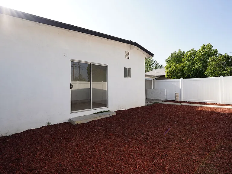 1443 N Riverside Ave — Photo 35