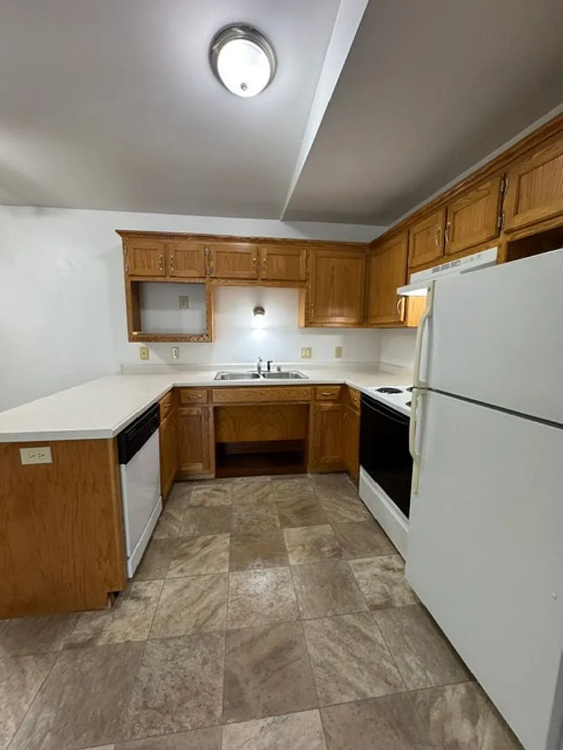 Colonial Court Apartments — Photo 2
