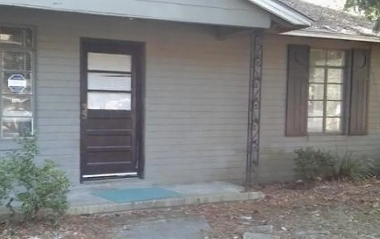 203 E Moore St — Photo 1